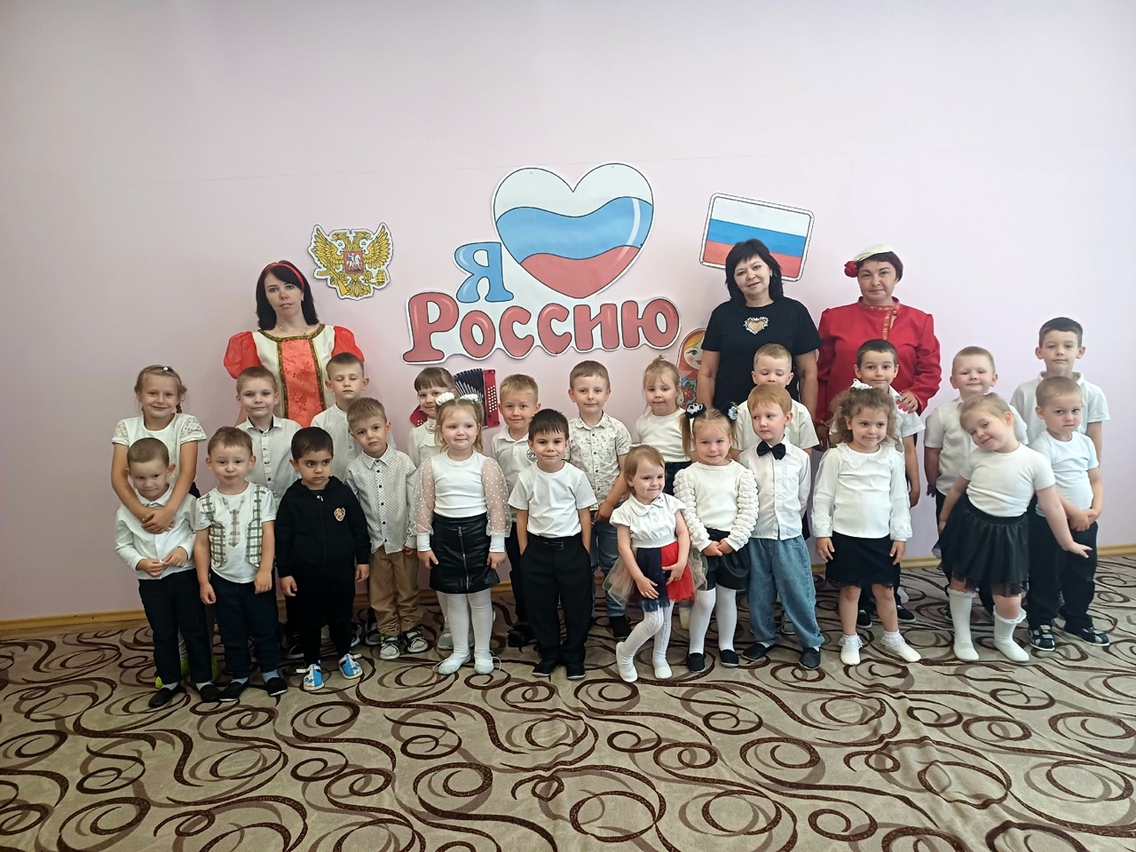 12 июня - День России.